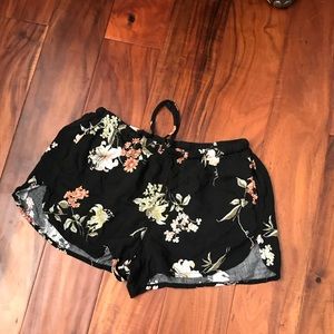 Cute comfy floral shorts.♥️